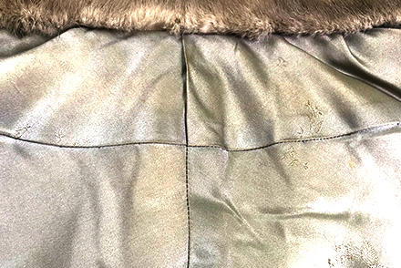 汗ジミがついている