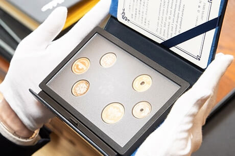 古銭の知識豊富な査定士が価値を見極めます