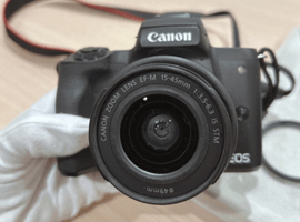 Canon：EOS Kiss M ブラック + EF-M 15-45mm F3.5-6.3 IS STMなど3点