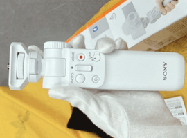 SONY：ワイヤレスリモートコマンダー機能付シューティンググリップ GP-VPT2BT W ホワイト／SONY：VLOGCAM ZV-E10Y ダブルズームレンズキット ホワイト／など2点