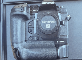 OLYMPUS：E-M1X ボディ／Canon：PowerShot G1X／など2点