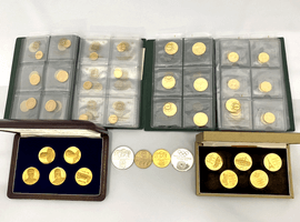 金のメダルや金貨など